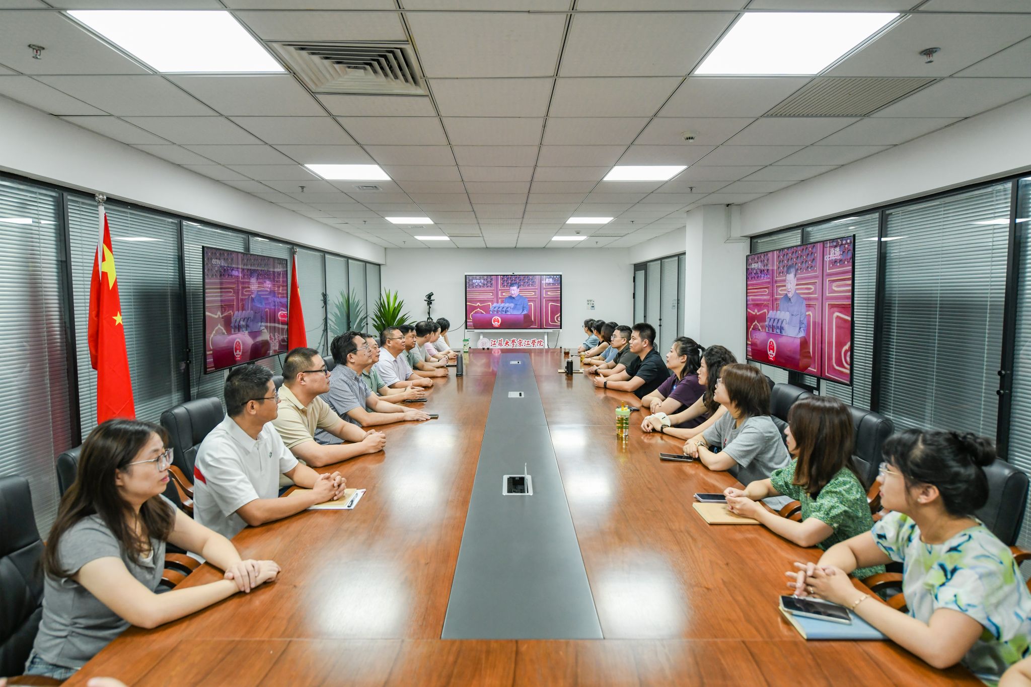 金沙集团1862组织师生观看纪念中国人民抗日战争暨世界反法西斯战争胜利80周年大会​